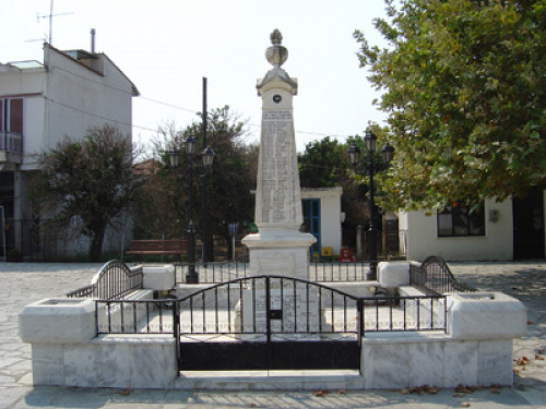 Kommeno, 2004, Denkmal mit den Namen der zwischen 1912 und 1949 gefallenen Dorfbewohner, Alexios Menexiadis