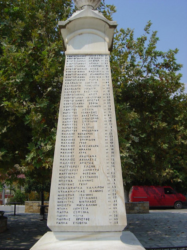 Kommeno, 2004, Ostseite der Säule mit den Namen der am 16. August 1943 ermordeten, Alexios Menexiadis