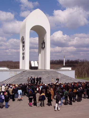 Charkiw, 14. Dezember 2002, Einweihung des Denkmals bei Drobizkij Jar, Tatjana Nikolaevna Krasnowa