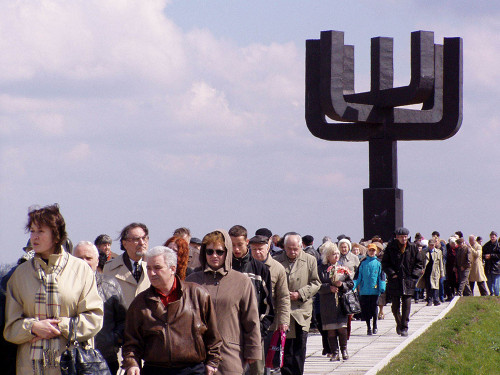 Charkiw, 14. Dezember 2002, Menoraplastik im Gedenkpark am Tag der Einweihung, Tatjana Nikolaevna Krasnowa