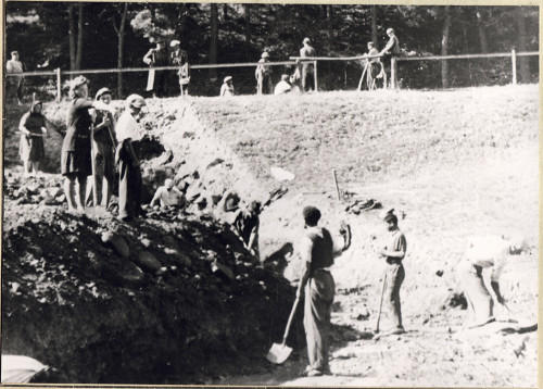 Neusohl, 1944, Zivilbevölkerung beim Ausheben eines Panzerabwehrgrabens am Anfang des Slowakischen Nationalaufstands, Múzeum SNP