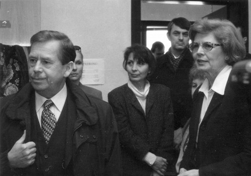 Brünn, 1990er Jahre, Staatspräsident Václav Havel bei einem Besuch im Museum, Archiv Muzea romské kultury