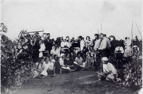 Dobre, o.D., um 1920, Landarbeiter lauschen dem Unterrichts eines Agrarwissenschaftlers, YIVO Institute, New York