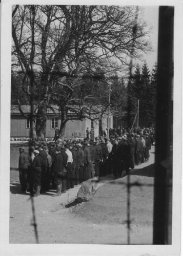 Berg, vermutlich 1944, Appell, im Hintergrund die »Jüdische Baracke«, Norges Hjemmefrontmuseum