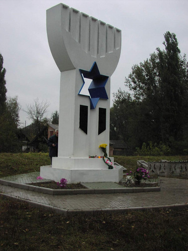  Lubny, 2004, Das Denkmal für die Opfer des Holocaust in Lubny, Jüdische Gemeinde Lubny 