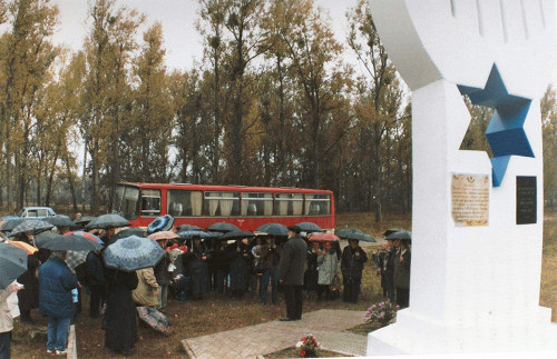 Lubny, 2004, Gedenkfeier am Denkmal, Jüdische Gemeinde Lubny