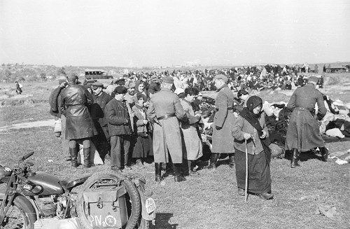 Lubny, 16. Oktober 1941, Juden aus Lubny geben vor ihrer Erschießung ihre Wertsaschen ab, Hamburger Institut für Sozialforschung, Sammlung Haehle