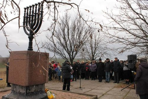 Agrobaza, o.D., Gedenkveranstaltung am Denkmal »Menorah«, Mariupolskaja ewrejskaja obschtschina