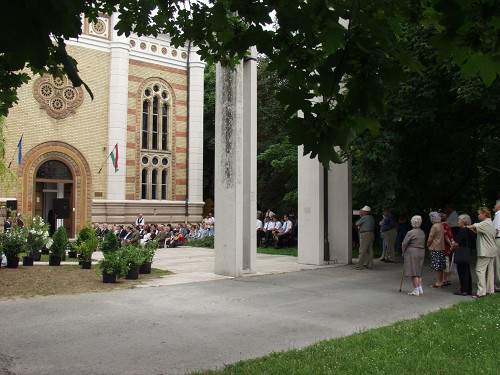 Sechshard, 2004, Feierliche Einweihung des Holocaustdenkmals, Stiftung Denkmal