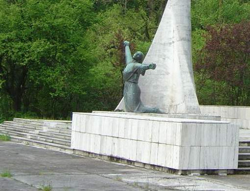 Deutschdorf an der Gran, 2004, Detailansicht des 1959 enthüllten Denkmals von Klára Pataki, Stiftung Denkmal