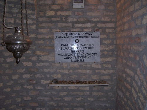 Budapest, 2005, Gedenktafel im Jüdischen Museum für die Opfer des Budapester Ghettos, Stiftung Denkmal