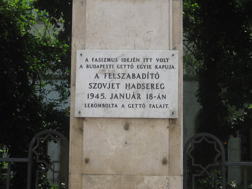 Budapest, 2010, Eine Gedenktafel an der Außenmauer erinnert an die Befreiung des Budapester Ghettos durch die sowjetische Armee, Stiftung Denkmal