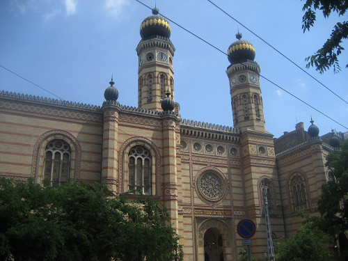 Budapest, 2010, Fassade der Großen Synagoge, links das Gebäude des Jüdischen Museums, Stiftung Denkmal