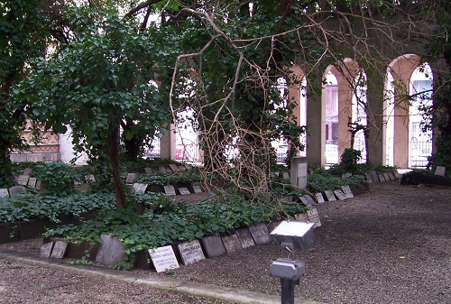 Budapest, 2005, Massengräber und Gedenktafeln im Hof der Synagoge, Stiftung Denkmal