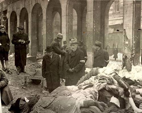 Budapest, 1945, Nach der Befreiung des Ghettos betrachten Mitglieder einer Kommission die Leichen im Hof der Synagoge, Magyar Nemzeti Múzeum