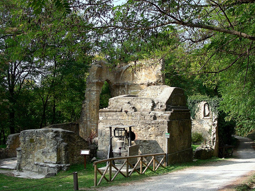 Monte Sole, 2006, Ruinen der Kirche des Dorfes Casaglia, .arzan