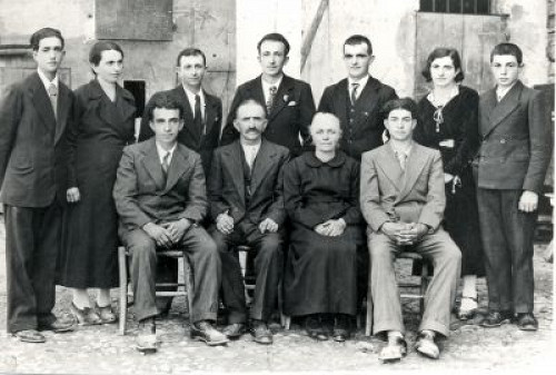 Gattatico, o.D., Die Familie Cervi vor ihrem Haus, Istituto Alcide Cervi