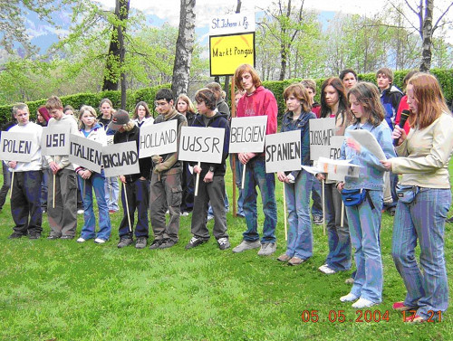 Sankt Johann im Pongau, 2004, Schüler aus Sankt Johann bei einer Gedenkfeier am »Russenfriedhof«, Annemarie Zierlinger