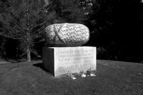 Trandum, 2002, Der 1954 aufgestellte Gedenkstein, Bjarte Bruland