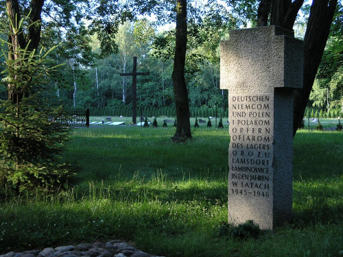Lohheide, 2007, Das 1946 von Überlebenden eingerichtete Denkmal für die jüdischen Opfer, Ronnie Golz