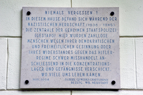 Wiener Neustadt, 2013, Gedenktafel an der Fassade, Peter Huber