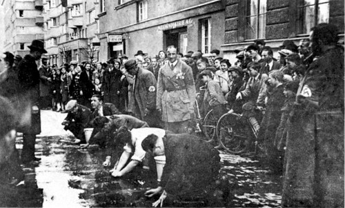 Wien, März 1938, NSDAP-Angehörige zwingen Juden, mit der Hand politische Parolen von der Straße zu reiben, Dokumentationsarchiv des österreichischen Widerstandes