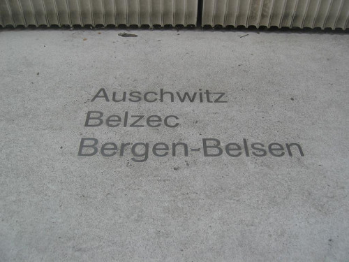 Wien, 2009, Inschrift auf dem Sockel des Mahnmals, Stiftung Denkmal