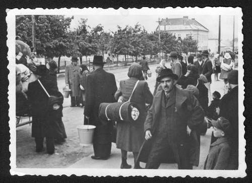 Pressburg, o.D, Juden mit ihren Habseligkeiten vor der Deportation, Yad Vashem