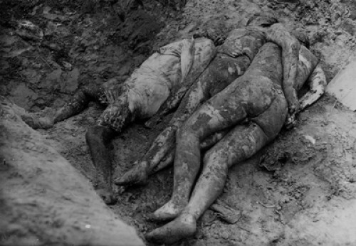 Lemberg, vermutlich 1944, Opfer einer Erschießung in der Nähe des Lagers Janowska, Dershawnyj archiw Lwiwskoj oblasti