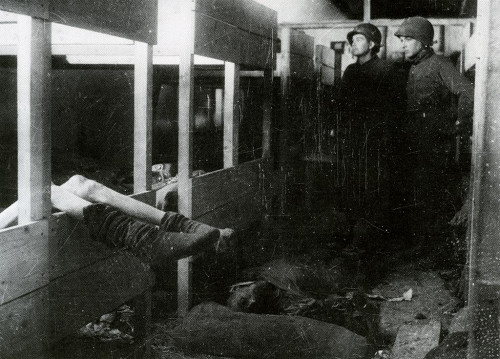 KZ Mittelbau-Dora, 1945, US-Soldaten finden in einer Baracke des befreiten Lagers tote und sterbende Häftlinge, National Archives Washington