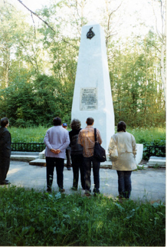 Wjasowenka, 2003, Besucher am Denkmal, Nautschno-proswetitel'skij Zentr »Holocaust«, Ekaterina Busdalowa