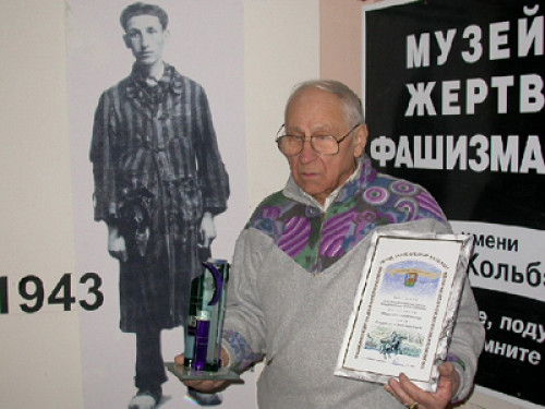 Petrosawodsk, 2005, Wadim Misko mit der Auszeichnug, die das Museum 2004 erhielt, Maxim Efimow
