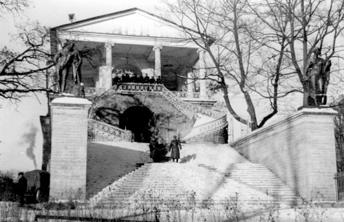 Puschkin, 1941, Deutsche Besatzer stehen auf der Haupttreppe der Cameron-Galerie im Katharinenpark, sobor-ekaterina.ru