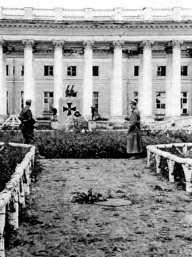 Puschkin, um 1942, Wehrmachtsoldaten auf dem SS-Friedhof am Alexanderpalast, sobor-ekaterina.ru