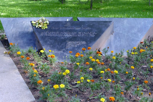 Puschkin, 2016, Gedenktafel vor dem Denkmal, Arie Shapira