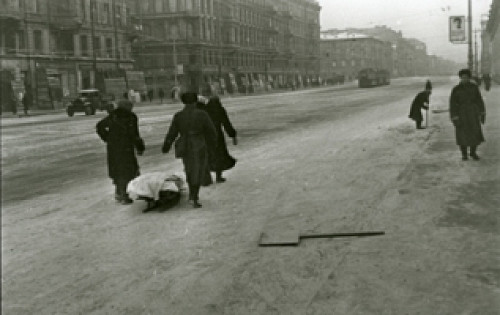 Sankt Petersburg (Leningrad), 1941–1944, Einwohner ziehen einen Sarg über den Newskij Prospekt, Deutsch-Russisches Museum Berlin-Karlshorst, Nikolaj Chandogin