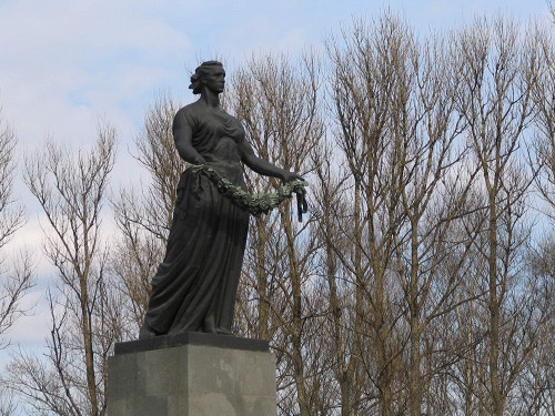 Sankt Petersburg, 2005, Denkmal »Mutter Heimat« auf dem Friedhof, Stiftung Denkmal