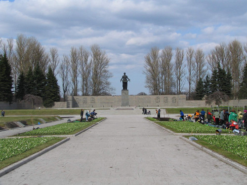 Sankt Petersburg, 2005, Gedenkstätte Piskarjowskoje Friedhof, Stiftung Denkmal