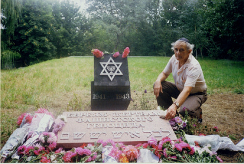 Taganrog, 8. Mai 2000, Denkmal für die in der »Petruschina-Schlucht« ermordeten Juden, Nautschno-proswetitel'skij Zentr »Holocaust«, N. Smorodina