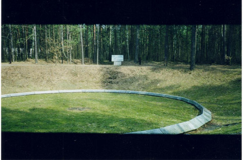 Taganrog, um 2000, Älteres Denkmal für die Opfer der Erschießungen in der »Petruschina-Schlucht«, Nautschno-proswetitel'skij Zentr »Holocaust«