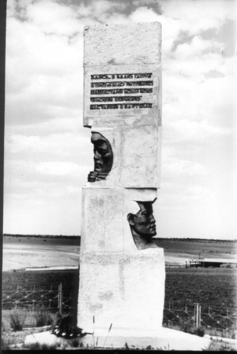 Elista, nach 1965, Denkmal in der Schlucht von Gaschun, Nautschno-proswetitel'skij Zentr »Holocaust«, Elja Sarjajewa