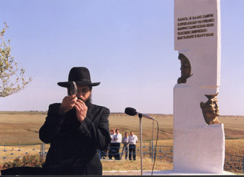 Elista, 9. September 2004, Gedenkveranstaltung, Nautschno-proswetitel'skij Zentr »Holocaust«, Elja Sarjajewa
