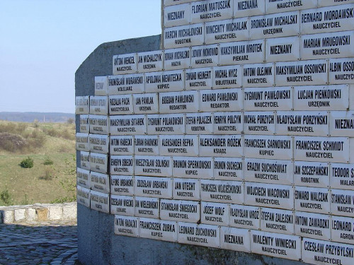 Bromberg-Fordon, 2005, Tafeln mit Namen und Berufen der Ermordeten, angebracht an dem 1975 entstandenen Denkmal im »Tal des Todes«, Rada Ochrony Pamięci Walk i Męczeństwa