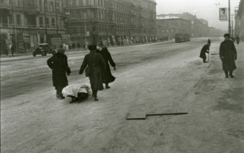 Leningrad, 1941–1944, Bewohner ziehen einen Sarg über den Newskij Prospekt, Deutsch-Russisches Museum Berlin-Karlshorst, Nikolaj Chandogin