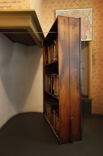 Amsterdam, 2010, Rekonstruktion der als Bücherregal getarnten Tür zum Versteck im Hinterhaus, Anne Frank Huis, Cris Toala Olivares