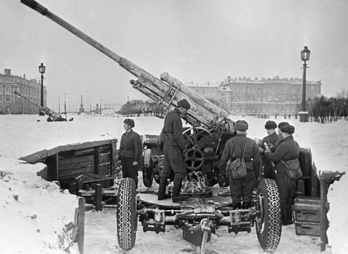 Leningrad, 1942, Eine Einheit der sowjetischen Luftabwehr bereitet sich auf den Kampf vor, RIA Novosti, Boris Kudojarow 