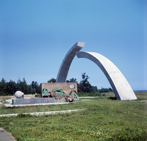 Leningrader Gebiet, 1977, Seitenansicht des Denkmals »Aufgebrochener Ring«, W. Baranowskij, RIA Novosti