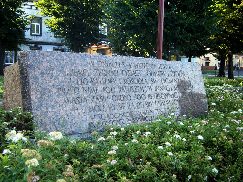 Tschenstochau, 2005, Gedenkstein vor der Kathedrale für die Opfer des »Blutigen Montags«, Wikipedia Commons, Reytan