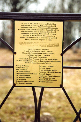 Jurburg, 2009, Erinnerungstafel der »Friends of the Yurburg Cemetery, Inc.« am neugestalteten Zaun des Jüdischen Friedhofs, Stiftung Denkmal