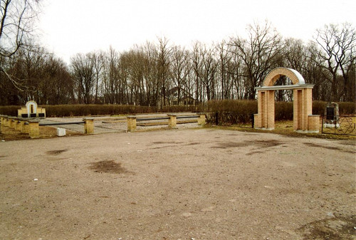 Jurburg, 2009, Das Denkmal und das rekonstruierte Eingangstor zum jüdischen Friedhof, Stiftung Denkmal